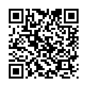 偏过头看了一眼孩子手中的漫画书二维码生成