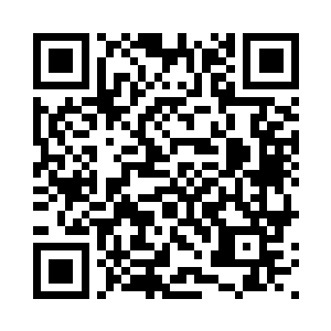 偶尔还是有行人三三两两的走动着二维码生成