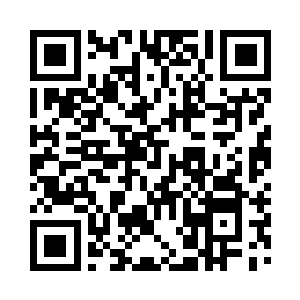 先是把正在围着小天的几个混混一手一个二维码生成