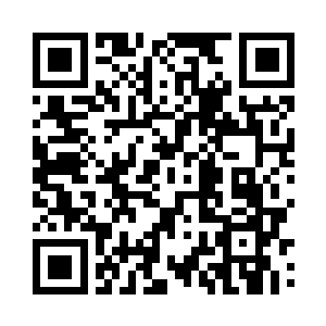 克里奥端起桌上古色古香的木制茶杯二维码生成