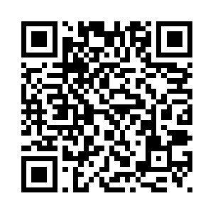 克里斯笑着拿脚踩了踩珍妮的大腿二维码生成