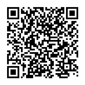 克里斯蒂亚诺・罗纳尔多看着完成了任意球帽子戏法的荣光在和他的队友们庆祝二维码生成