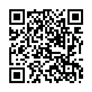 八个身着翼装的特战队员从飞机舱门一跃而下二维码生成