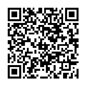 兴致勃勃的从怀里将自己的金色沙漠之鹰取了出來二维码生成
