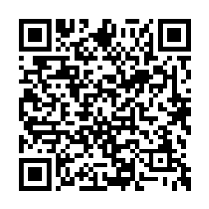 其中一个带着通讯耳机的西装男伸手拦住了他们二维码生成