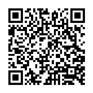 其中一个担着一个扁担的中年大汉皱着眉头走了过来二维码生成