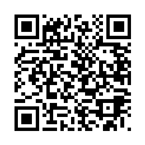 其中一个白衣男子敌意很浓的看着他二维码生成