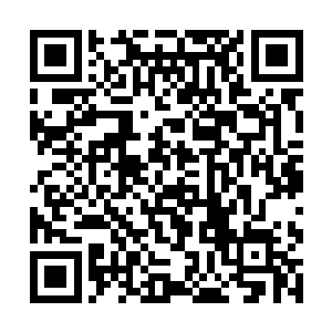 其中一位男子一脸忿忿不平的朝着领头的男子抱怨道二维码生成