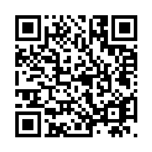 其中那个俊美却狠辣的男人斜坐在沙发上二维码生成