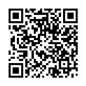 其它的土人在大祭司的带领之下不断膜拜着二维码生成