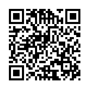 其脖子上挂着一个如同口琴样的物件二维码生成