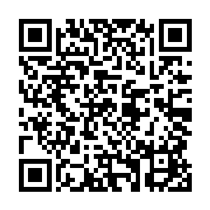 再有一个穿着红色小肚兜露出白白嫩嫩的小屁股的小男孩二维码生成