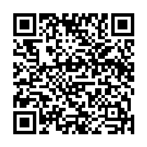 再看已经被助理簇拥着站起来的女演员和正在喝水的顾景二维码生成