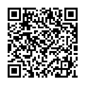 再看看他们桌子上放着的甜甜圈和咖啡以及可乐二维码生成