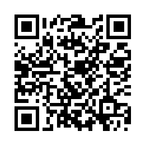 再看看其中一个人耳边露出的短短一截耳机线二维码生成