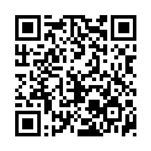 冒着大雨向着前方的一栋高楼门前快步走去二维码生成