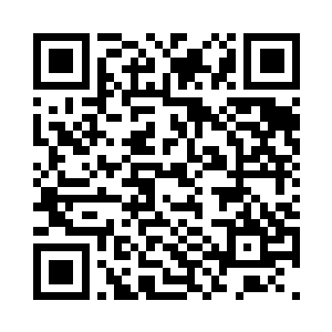 冷小野笑着抱住身侧皇甫耀阳的胳膊二维码生成
