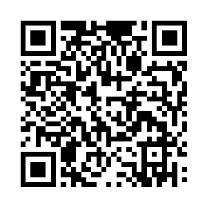 凌心还有靳如歌三个长辈则是在布帘外等着二维码生成