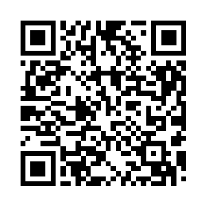 凛冽的风从向下打开的空降舱口吹了进来二维码生成