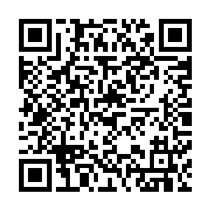 凝结成两把莹莹闪光的冰矛悬浮在她左右手掌上方静止不动二维码生成