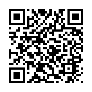 几个人从黑色的小轿车上走了下来二维码生成