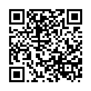 几位警察拿着手铐扣了加里特带向警车二维码生成