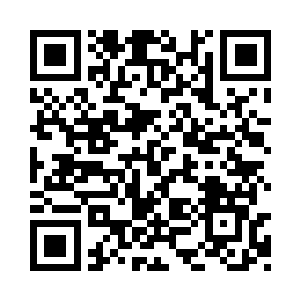 几名老师模样的人抬着一个人从楼上跑了下来二维码生成