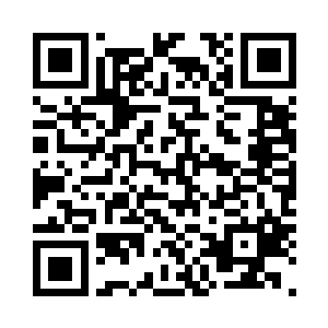 几根尖利的木桩从洞穴壁上破石而出二维码生成