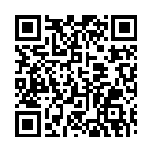 凯兰崔尔抚摸着亚玟瀑布般靓丽的黑色秀发二维码生成