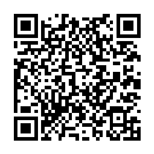 凹凸不平的玻璃表面抓在湿漉漉的手中极有摩擦感二维码生成