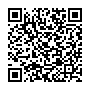 击中门框的足球却并没有朝着众人所站的位置弹回来二维码生成