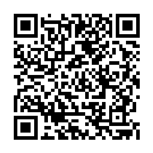刘秋生看见有人在学校门口招拖拉机手月薪三十二维码生成