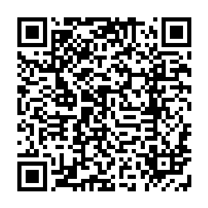 刘都头从旁边的店铺里找出来一把椅子小心的拿袖子擦干净放在侯如海身后二维码生成