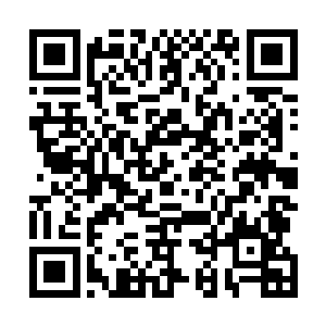 刚刚乘坐上公交的那个跟着自己的人又出现在了他的身后二维码生成