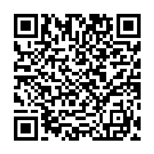 刚刚惊险越过一辆同向行进轿车的车屁股立刻被别人追尾二维码生成