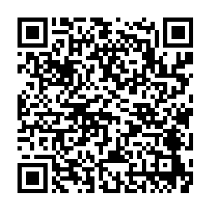 到底是什么样的女人才能跟这样的男人一起逛街用餐还能让他屈尊拎购物袋二维码生成