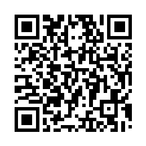 前方有个反戴鸭舌帽的男子端着酒盘二维码生成