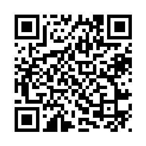 前面的两个小警察惊讶地探头过来二维码生成