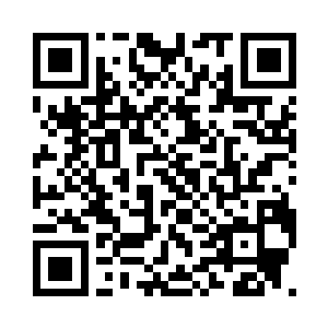前面那个黑人喘息了一阵左右看看没人二维码生成