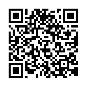 剩下的一名祭司在随身晶脑上飞快点了几下二维码生成