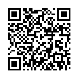 加菲用前肢架住了黑寡妇的镰刀爪二维码生成