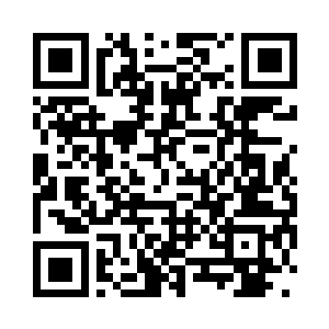 匠人们正在用马连草绳子捆扎竹筒二维码生成