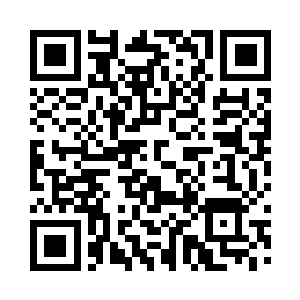 医护人员将昏迷不醒的夏总也抬上了救护车二维码生成