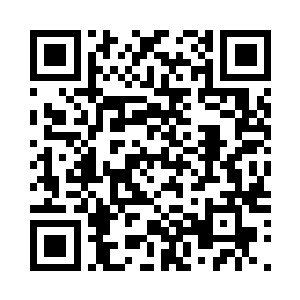 医院门口来来往往的行人和车辆很多二维码生成