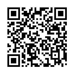 十二名身着深红色学袍的大学者共同走出二维码生成