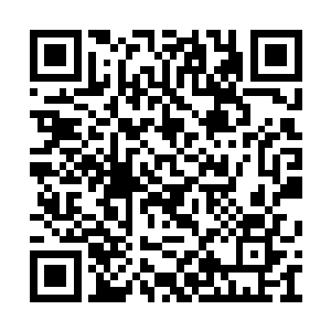 半老徐娘好像不经意般的又朝赵长枪靠近了一下二维码生成