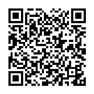 卓景的另两个助理架住了容丹枫的胳膊防止她乱挥匕首二维码生成