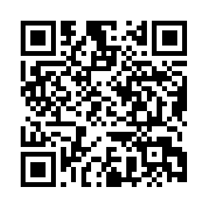 单娆拉着边学道走进一家门口贴着二维码生成