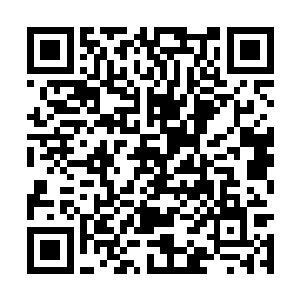 卡森搂着杯里的姑娘晃晃悠悠的就到了贝海的面前二维码生成