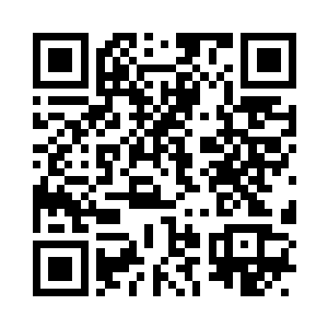 卢显走在两边房舍加固后围成的道路上二维码生成